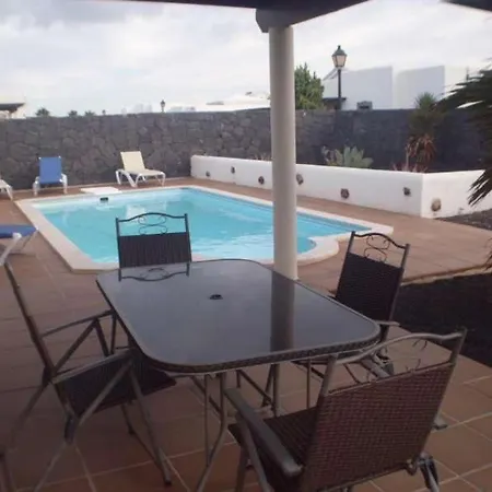Apartment Playa Blanca Sleeps 4 Pool Wifi